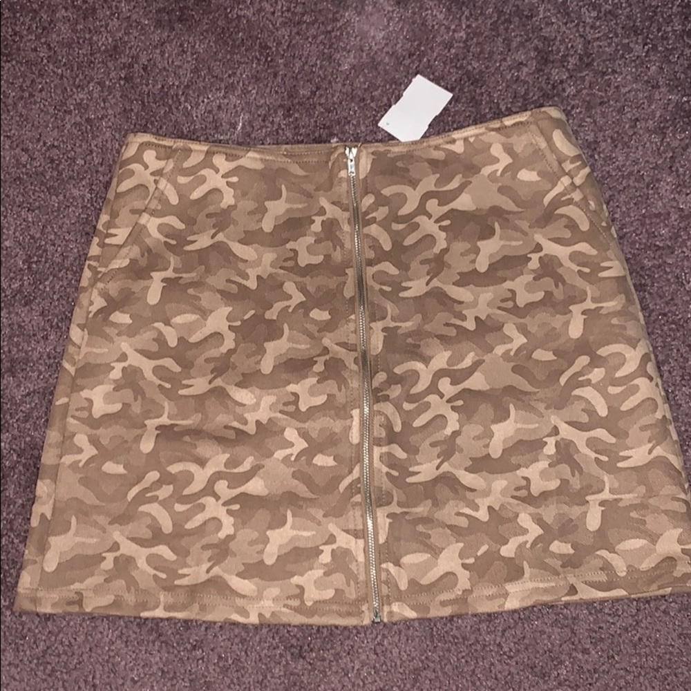 NWT tan camo skirt with zipper